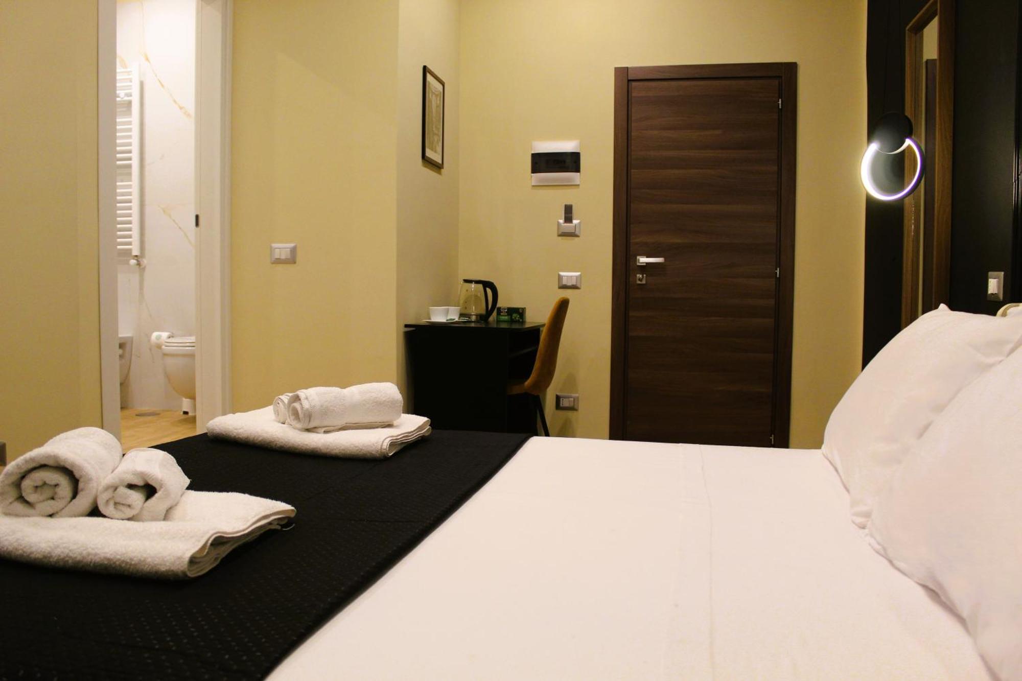Blackwoody Contemporary Rooms - Napoli Centro Storico Via Toledo Exterior foto