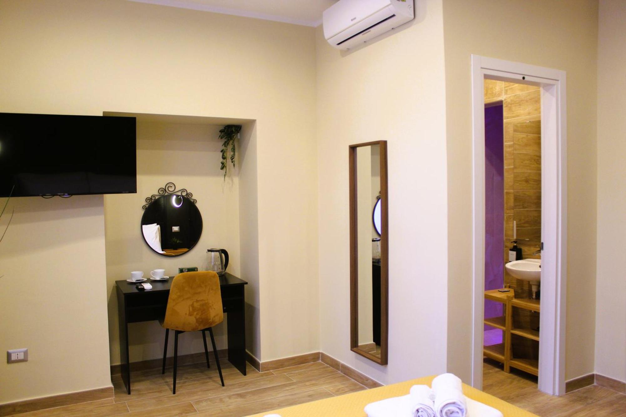 Blackwoody Contemporary Rooms - Napoli Centro Storico Via Toledo Exterior foto